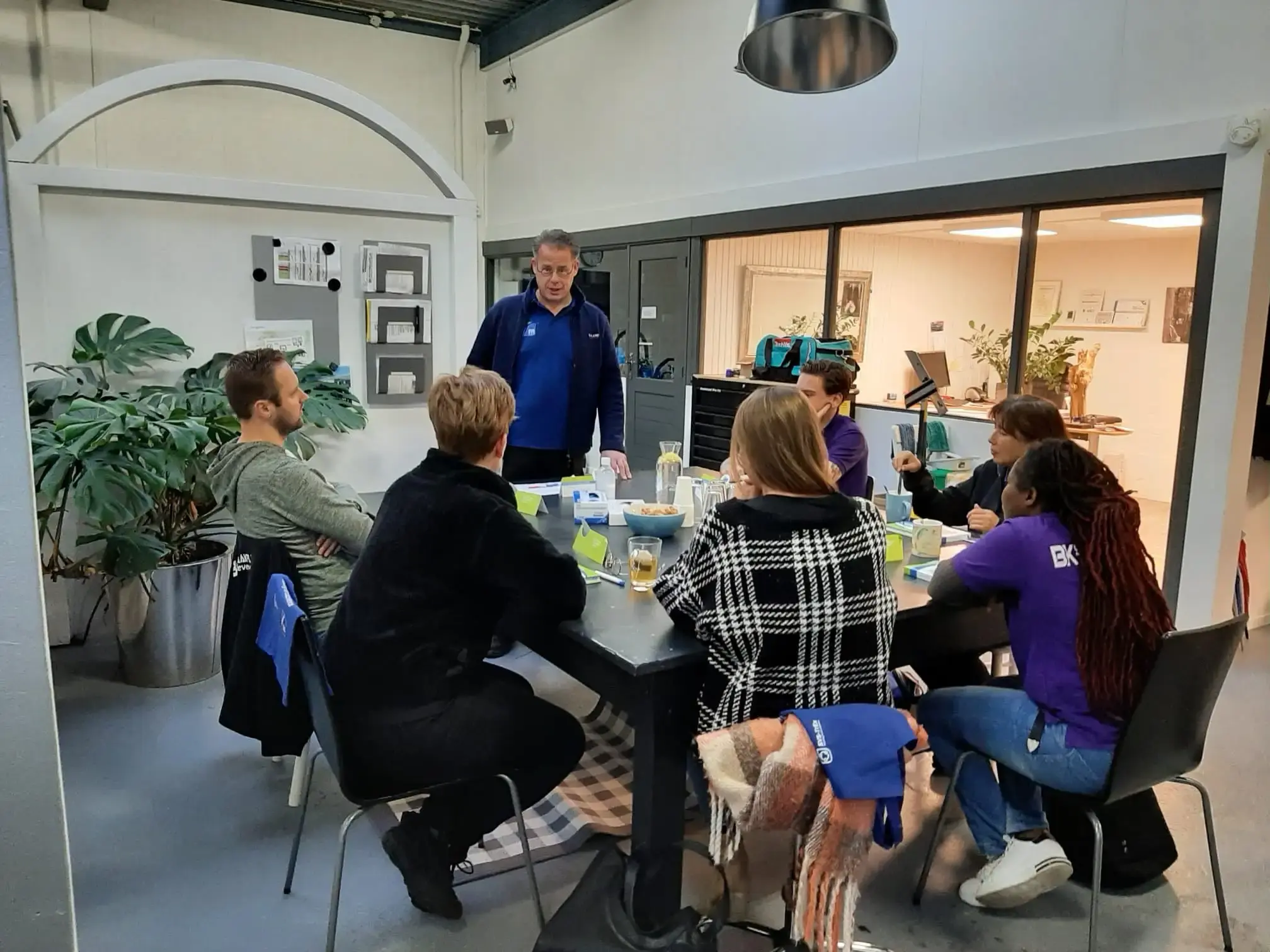 Medewerkers tijdens schoonmaak opleiding